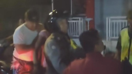 Polisi dan warga di Cemagi mengamankan buruh proyek diduga mabuk dan bikin onar agar tidak dihakimi massa, Rabu (17/1/2024) dini hari.