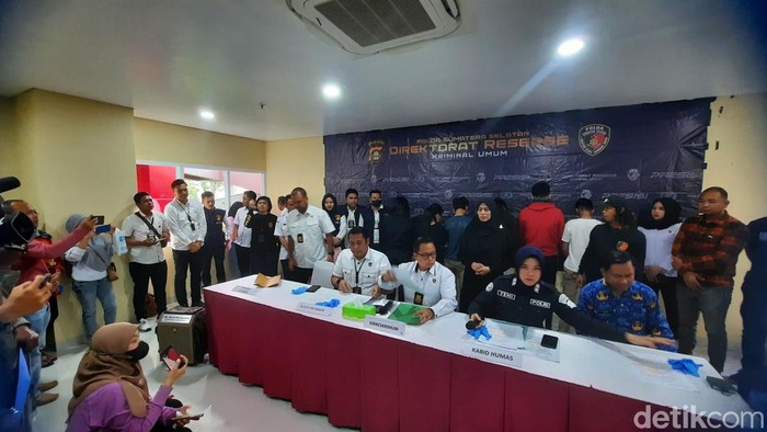 Polisi menghadirkan pelaku duel gadis bercelurit di TPU Palembang.