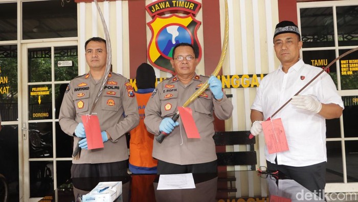 Polisi merilis barang bukti dan salah satu tersangka gangster di Surabaya