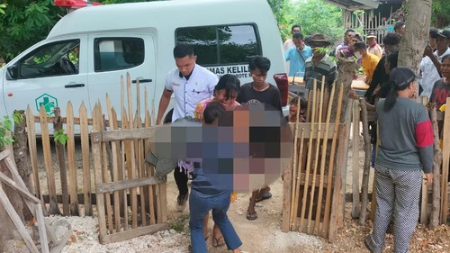 Polisi saat mengevakuasi IA ke Puskesmas Batutua. (Dok Polres Rote Ndao)