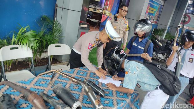 Posko donasi knalpot brong di pos Simpang Lima Semarang