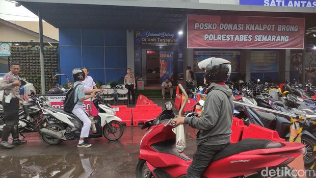 Posko donasi knalpot brong di pos Simpang Lima Semarang