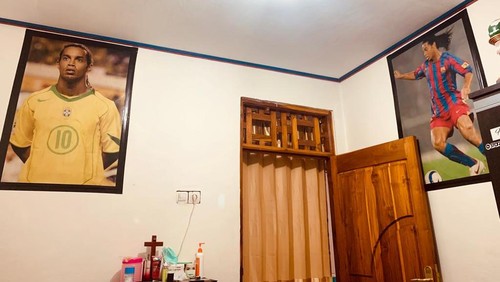 Poster Ronaldinho dipajang di kamar Yabes Roni. Pemain Bali United itu mengidolakan dan memasang poster tersebut sejak SMP.
