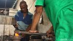 Menilik Pande Besi yang Masih Bertahan di Surabaya