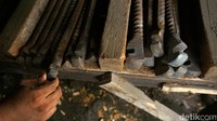 Beberepa perkakas hasil karya Sumardi dan M Rofiq yang siap dijual.