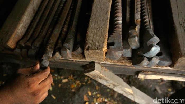 Pande besi Sumber Rejeki yang berada di Kawasan Wonokromo, ialah salah satu pande besi legendaris yang masih bertahan di Surabaya, Rabu (17/1/2024).