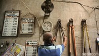 Setelah proses penempaan pande besi Sumber Rejeki, Sumardi kembali menata peralatannya.