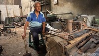 Sumardi yang sedang istirahat usai menempa besi di pande besi Sumber Rejeki. Pria kelahiran Jombang itu, menjadi pande besi sejak tahun 1987 silam.