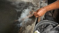 Proses pendinginan plezer kedalam bak air agar menjadikan perkakas lebih kuat.