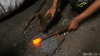 Sumardi juga berulang kali menempa besi yang sudah dipanaskan untuk menjadi pleser.