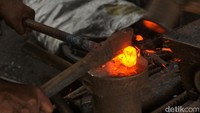 Proses pembuatan pleser di pande besi Sumber Rejeki membutuhkan waktu 40 menit.