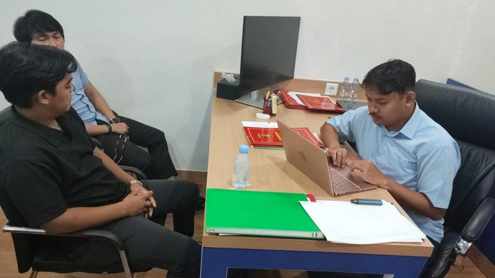 PPria ancam tembak Anies Baswedan (berbaju hitam) saat diperiksa di Polda Kaltim.