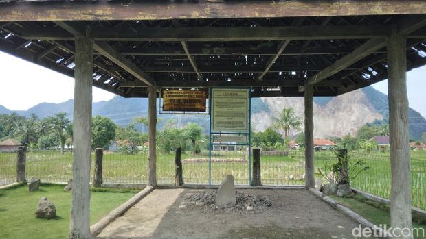 Prasasti Huludayeuh peninggalan Kerajaan Pajajaran di Cirebon.