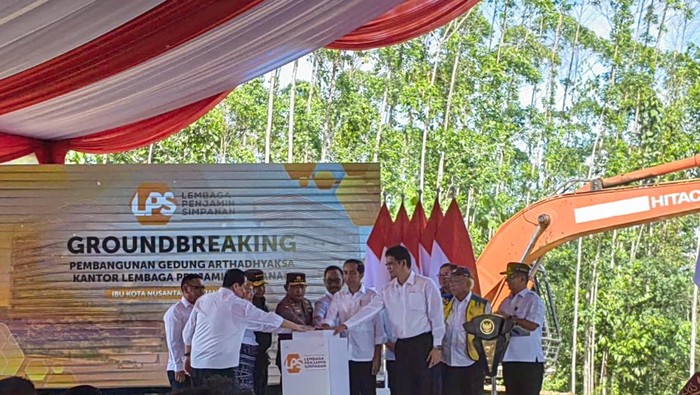 Presiden Joko Widodo (Jokowi) melakukan groundbreaking gedung Arthadhyaksa Kantor Lembaga Penjamin Simpanan (LPS) di Ibu Kota Negara (IKN) Nusantara, Kalimantan Timur.