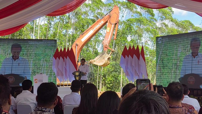 Presiden Jokowi dalam acara Groundbreaking Gedung Arthadhyaksa LPS di IKN