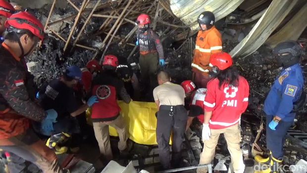 Proses evakuasi korban kebakaran toko material Cianjur