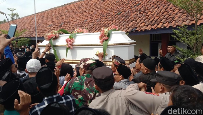 Proses pemakaman Buya Syakur di Ponpes Cadangpinggan Kertasmaya, Kabupaten Indramayu.