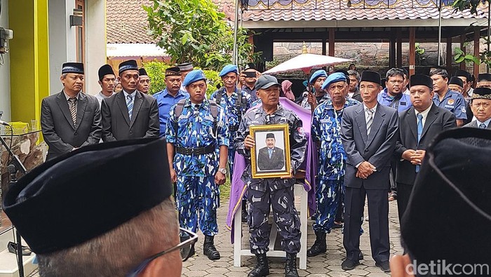 Prosesi pemakaman Wakil Ketua 1 DPRD Kulon Progo, Ponimin Budi Hartono di Sendangsari, Pengasih, Kulon Progo, Rabu (17/1/2024).