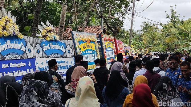 Prosesi pemakaman Wakil Ketua 1 DPRD Kulon Progo, Ponimin Budi Hartono di Sendangsari, Pengasih, Kulon Progo, Rabu (17/1/2024).