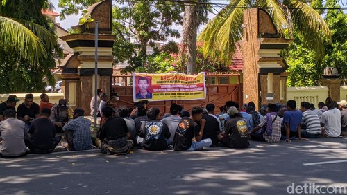 Puluhan warga geruduk Polda NTB minta pelaku penusukan ditangkap di Lombok Tengah, Rabu (17/1/2024). (Ahmad Viqi/detikBali).