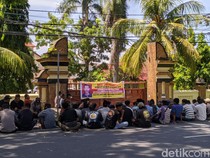 Warga Desa Segala Anyar Geruduk Polda NTB, Tuntut Pelaku Penusukan Ditangkap