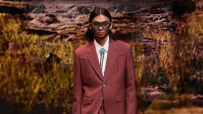 Raihan Fahrizal saat tampil di Paris Fashion Week 2024.