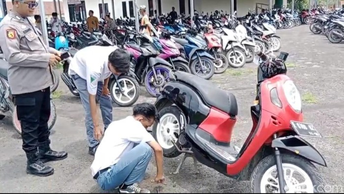 Razia knalpot brong di sekolahan Cirebon.