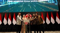 Direktur Utama Bursa Efek Indonesia Iman Rachman, Direktur Pengaturan dan Pengembangan Perbankan Syariah OJK Nyimas Rohmah, Direktur Utama BSI Hery Gunardi, Direktur Utama KPEI Iding Pardi, dan Direktur Utama KSEI Samsul Hidayat saat Grand Launching Pembukaan Rekening Dana Nasabah (RDN) Online Bank Syariah Pertama di Bursa Efek Indonesia, Jakarta, Rabu (17/1/2024). 
