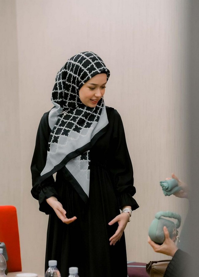 Penampilan Rebecca Klopper dengan hijab menuai banyak pujian. Ada yang mengaku pangling, ada pula menilai auranya berubah. “Masya Allah vibesnya berubah adem semua,” tulis salah satu pengguna Instagram di akun @ayah_amanah, event organizer penyelenggara kajian. Foto: Instagram/@ayah_amanah