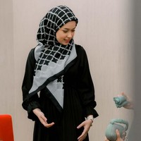 Penampilan Rebecca Klopper dengan hijab menuai banyak pujian. Ada yang mengaku pangling, ada pula menilai auranya berubah. “Masya Allah vibesnya berubah adem semua,” tulis salah satu pengguna Instagram di akun @ayah_amanah, event organizer penyelenggara kajian. Foto: Instagram/@ayah_amanah