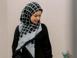 5 Gaya Rebecca Klopper Pakai Hijab Saat Ikut Kajian, Pangling Bikin Adem
