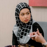 Rebecca Klopper tampak mengenakan gamis hitam dan hijab bernuansa monokrom saat ikut kajian Ustaz Hanan Attaki.  Foto: Instagram/@ayah_amanah