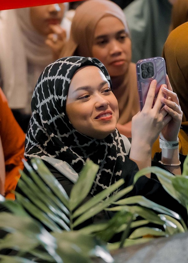 Wajahnya dirias makeup tipis dan natural bernuansa peach, membuat penampilannya tampak segar. Foto: Instagram/@ayah_amanah