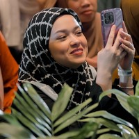 Wajahnya dirias makeup tipis dan natural bernuansa peach, membuat penampilannya tampak segar. Foto: Instagram/@ayah_amanah