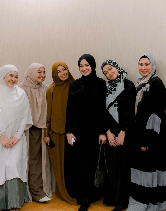 Sejumlah selebriti lain juga tampak mengikuti kajian tersebut. Beberapa di antaranya Deswita Maharani dan Kesha Ratuliu. Foto: Instagram/@ayah_amanah