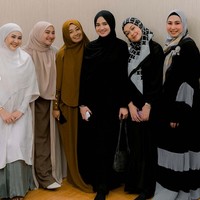 Sejumlah selebriti lain juga tampak mengikuti kajian tersebut. Beberapa di antaranya Deswita Maharani dan Kesha Ratuliu. Foto: Instagram/@ayah_amanah