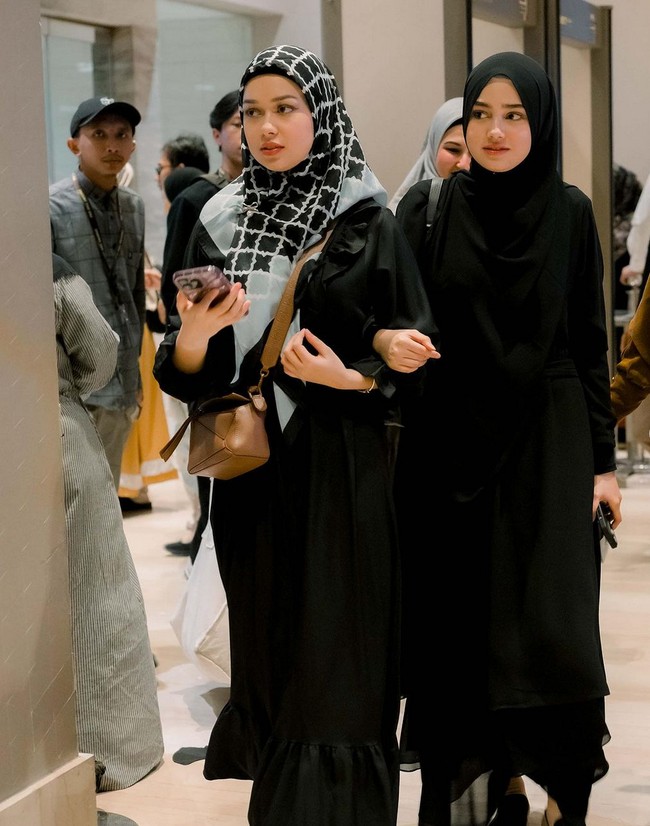 Kajian juga diikuti sahabat pemain ‘Mermaid In Love’ ini, yakni sesama aktris Syifa Hadju yang mengenakan busana hijab serba hitam. Foto: Instagram/@ayah_amanah