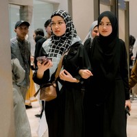 Kajian juga diikuti sahabat pemain ‘Mermaid In Love’ ini, yakni sesama aktris Syifa Hadju yang mengenakan busana hijab serba hitam. Foto: Instagram/@ayah_amanah