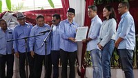 Perwakilan relawan Gerakan Tani Nelayan menyerahkan piagam deklarasi kepada Wakil Ketua TKN Prabowo-Gibran, Dominggus Oktavianus.