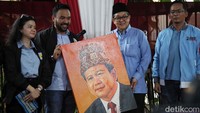 Ketua Relawan UMKM Prabowo-Gibran (Rembuk Pagi) Bobby Afrial juga menyerahkan lukisan Prabowo Subianto kepada Wakil Ketua TKN Prabowo-Gibran, Ali Masykur Musa.
