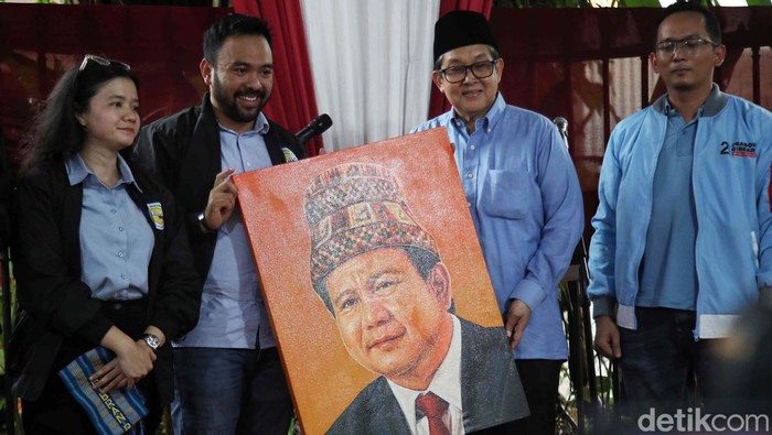 Ketua Relawan UMKM Prabowo-Gibran (Rembuk Pagi) Bobby Afrial memberikan lukisan Prabowo Subianto (kiri) kepada Wakil Ketua TKN Prabowo-Gibran Ali Masykur Musa saat deklarasi dukungan di depan kediaman Prabowo Subianto, Jakarta Selatan, Rabu (17/1/2024). Rembak Pagi resmi memberikan dukungan kepada capres dan cawapres nomor urut 2 Prabowo-Gibran di Pilpres 2024 untuk kemenangan satu putaran.
