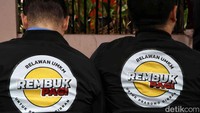 Para relawan kompak memakai baju bertuliskan Rembuk Pagi saat melakukan deklarasi dukungan kepada Prabowo-Gibran.