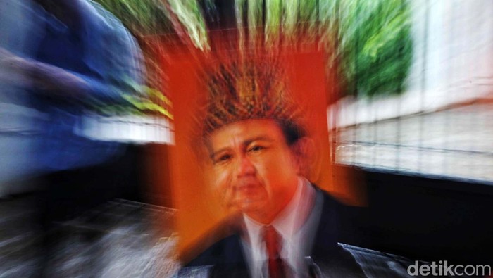 Ketua Relawan UMKM Prabowo-Gibran (Rembuk Pagi) Bobby Afrial memberikan lukisan Prabowo Subianto (kiri) kepada Wakil Ketua TKN Prabowo-Gibran Ali Masykur Musa saat deklarasi dukungan di depan kediaman Prabowo Subianto, Jakarta Selatan, Rabu (17/1/2024).
