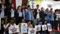 Relawan UMKM Prabowo-Gibran (Rembuk Pagi) melakukan deklarasi dukungan untuk capres cawapres nomor 2 di kediaman Prabowo di Jalan Kertanegara, Jakarta Selatan, Rabu (17/1/2024).