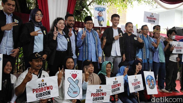 Relawan Rembuk Pagi Dukung Prabowo-Gibran Ketua Relawan UMKM Prabowo-Gibran (Rembuk Pagi) Bobby Afrial memberikan lukisan Prabowo Subianto (kiri) kepada Wakil Ketua TKN Prabowo-Gibran Ali Masykur Musa saat deklarasi dukungan di depan kediaman Prabowo Subianto, Jakarta Selatan, Rabu (17/1/2024). Rembak Pagi resmi memberikan dukungan kepada capres dan cawapres nomor urut 2 Prabowo-Gibran di Pilpres 2024 untuk kemenangan satu putaran.