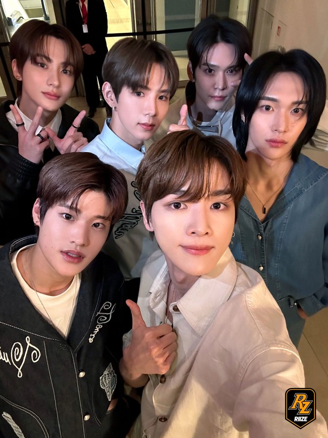 Ini adalah kali pertama RIIZE menghadiri Paris Fashion Week setelah debut empat bulan lalu. Kedatangan Wonbin cs telah dinantikan banyak penggemar yang memadati venue. Foto: dok. Twitter @RIIZECENTRAL