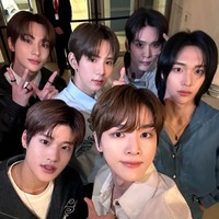 Ini adalah kali pertama RIIZE menghadiri Paris Fashion Week setelah debut empat bulan lalu. Kedatangan Wonbin cs telah dinantikan banyak penggemar yang memadati venue. Foto: dok. Twitter @RIIZECENTRAL