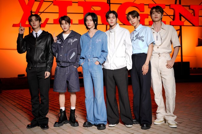 Keenam personel RIIZE menghadiri peragaan busana yang memamerkan koleksi Louis Vuitton Fall/Winter 2024 Menswear by Pharrell Williams selaku Creative Director pada Rabu (17/1/2024) waktu setempat. Foto: dok. Twitter @RIIZECENTRAL