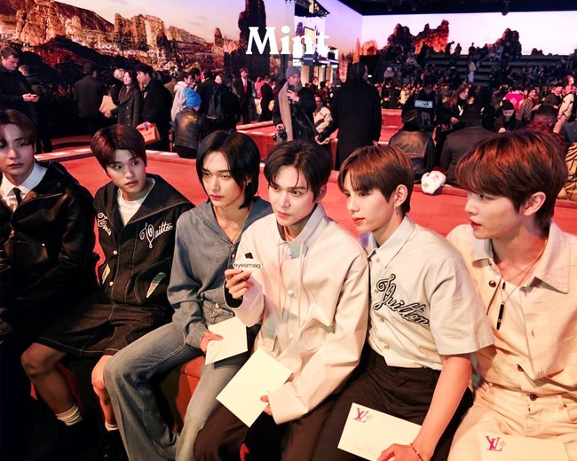 Selama acara berlangsung, personel RIIZE duduk di front row dan bersanding dengan Bradley Cooper, Taylor Zakhar Perez, hingga Jackson Wang GOT7. Foto: dok. Twitter @RIIZECENTRAL