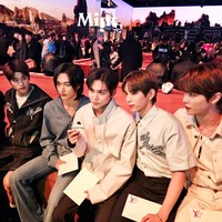 Selama acara berlangsung, personel RIIZE duduk di front row dan bersanding dengan Bradley Cooper, Taylor Zakhar Perez, hingga Jackson Wang GOT7. Foto: dok. Twitter @RIIZECENTRAL